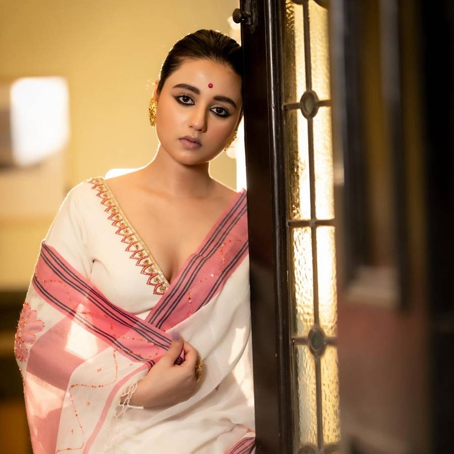 How Actress Sawstika Dutta Met Accident At The Set OF Bhanupriya Bhooter Hotel dgtl