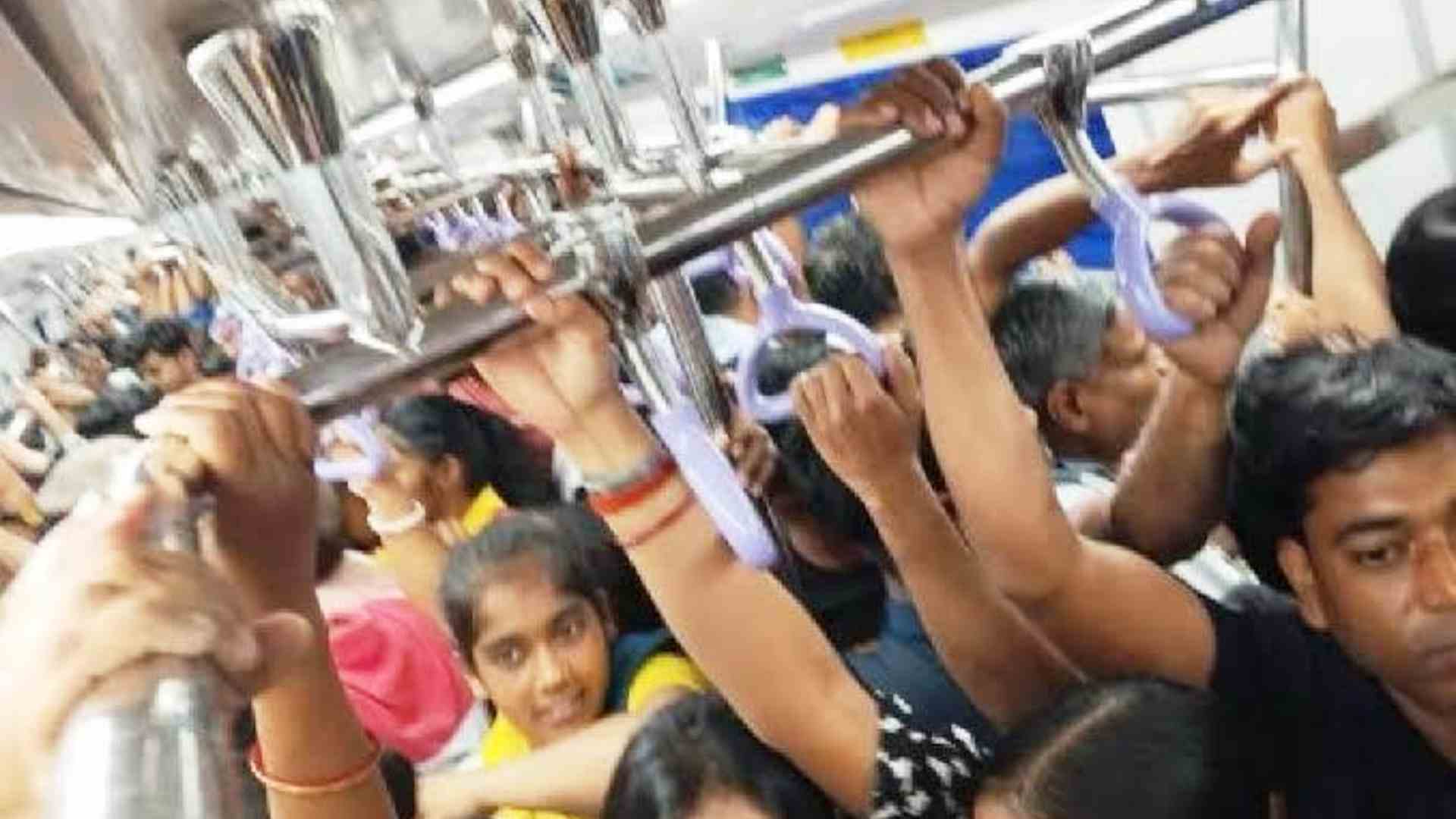 থমকে মেট্রোর চাকা। অফিসের ব্যস্ত সময়ে ভিড়ে ঠাসা রেক। শনিবার সকালে। 