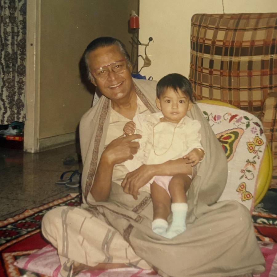 দাদু শুভেন্দু চট্টোপাধ্যায়ের কোলে ছোট্ট হিয়া।