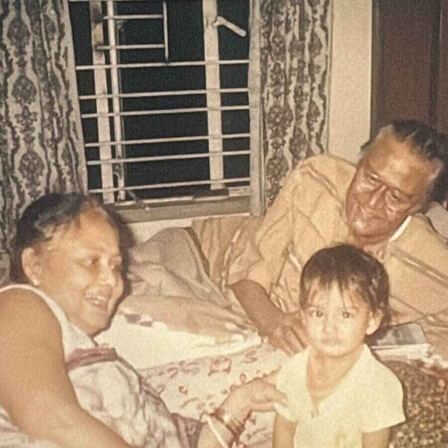 ঠাকুরমা অঞ্জলি চট্টোপাধ্যায়, দাদু শুভেন্দু চট্টোপাধ্যায়ের সঙ্গে শাশ্বত-কন্যা হিয়া।