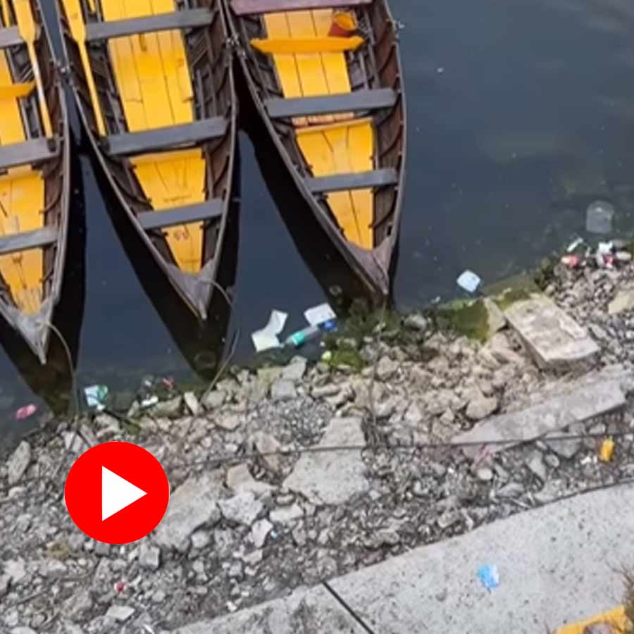 Video of man scolding tourist for throwing water bottle into Nainital lake goes viral dgtl
