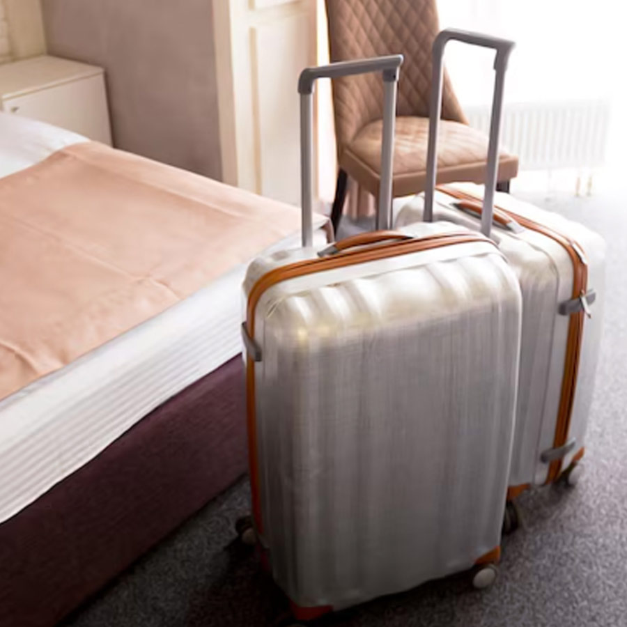 Why you should never leave your luggage on a hotel room floor