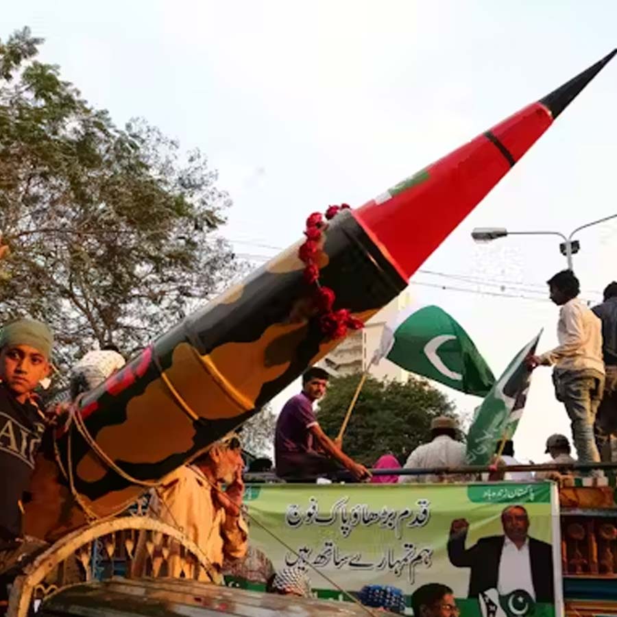 Pakistan’s nuclear weapons are controlled by US General, says former CIA officer