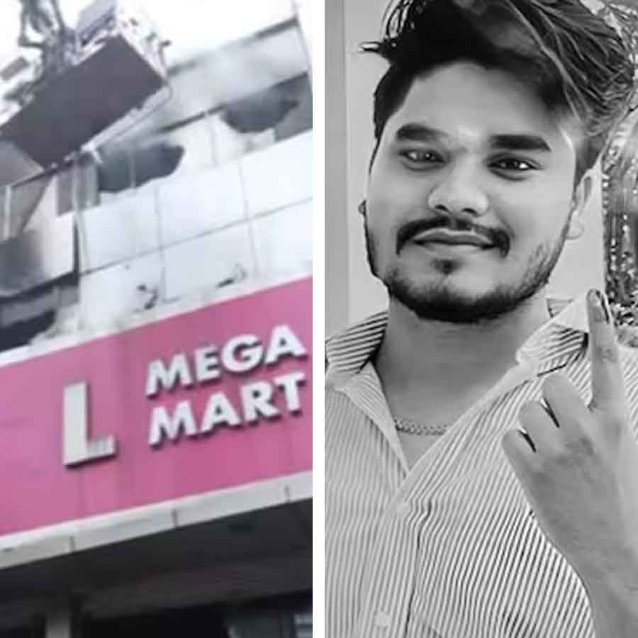Two people died in Vishal Mega Mart of Karol Bagh, Delhi dgtl