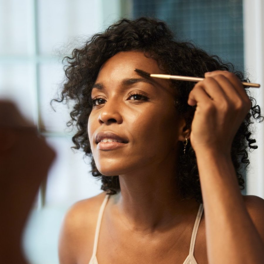 মেকআপহীন সাজের জন্য অল্পেতে ভরসা রাখতে হবে।