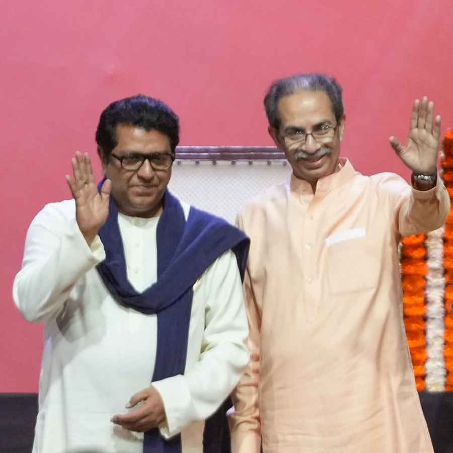 Uddhav Thackeray and Raj Thackeray Dares BJP: Try Imposing Hindi in Bengal or Tamil Nadu dgtl