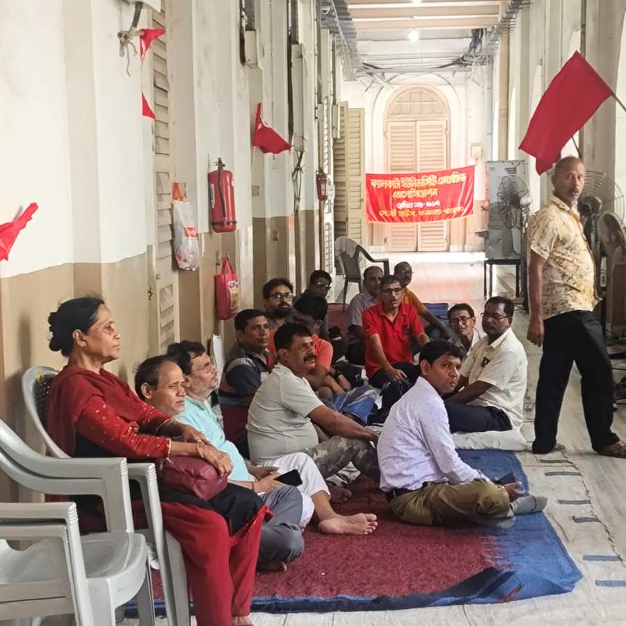 Employees protest at the University of Calcutta demanding permanent position dgtl
