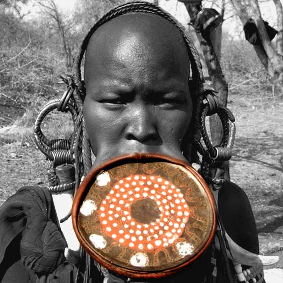 The Mursi tribe of Africa cuts girls\\\\\\\\\\\\\\\' lower lips to insert clay plates