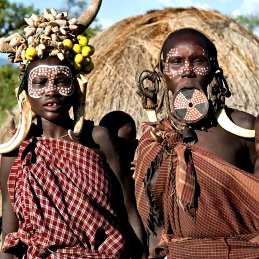 Cut lips as mark of beauty