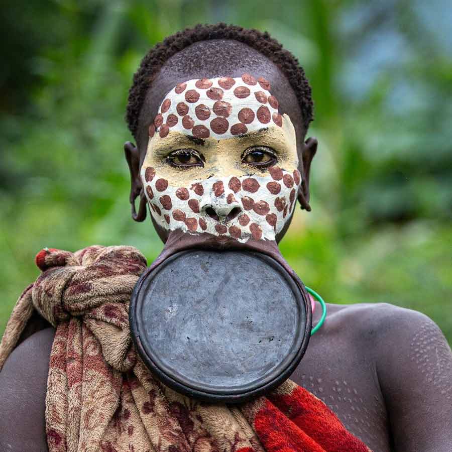 Cut lips as mark of beauty