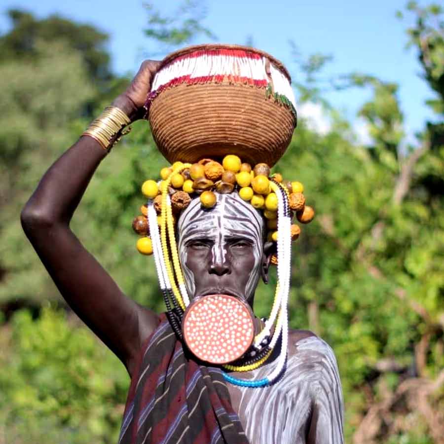 Cut lips as mark of beauty