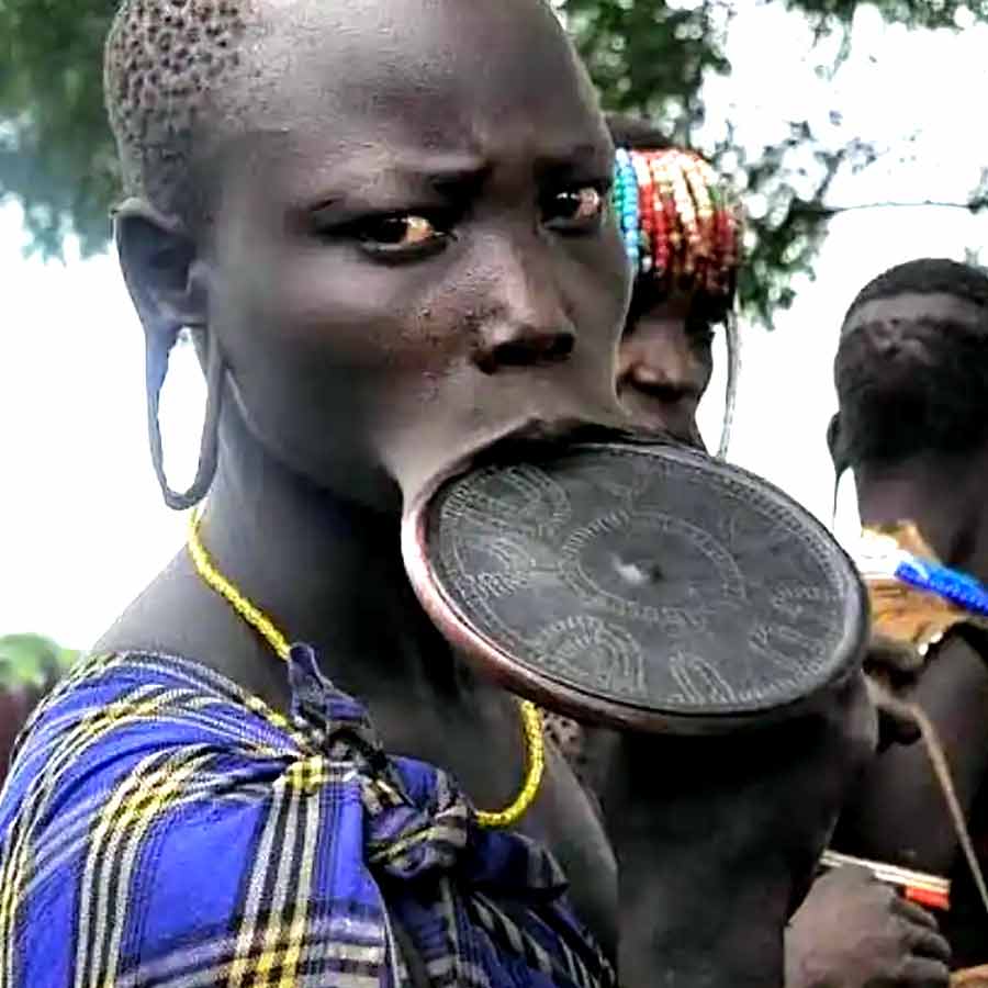 Cut lips as mark of beauty