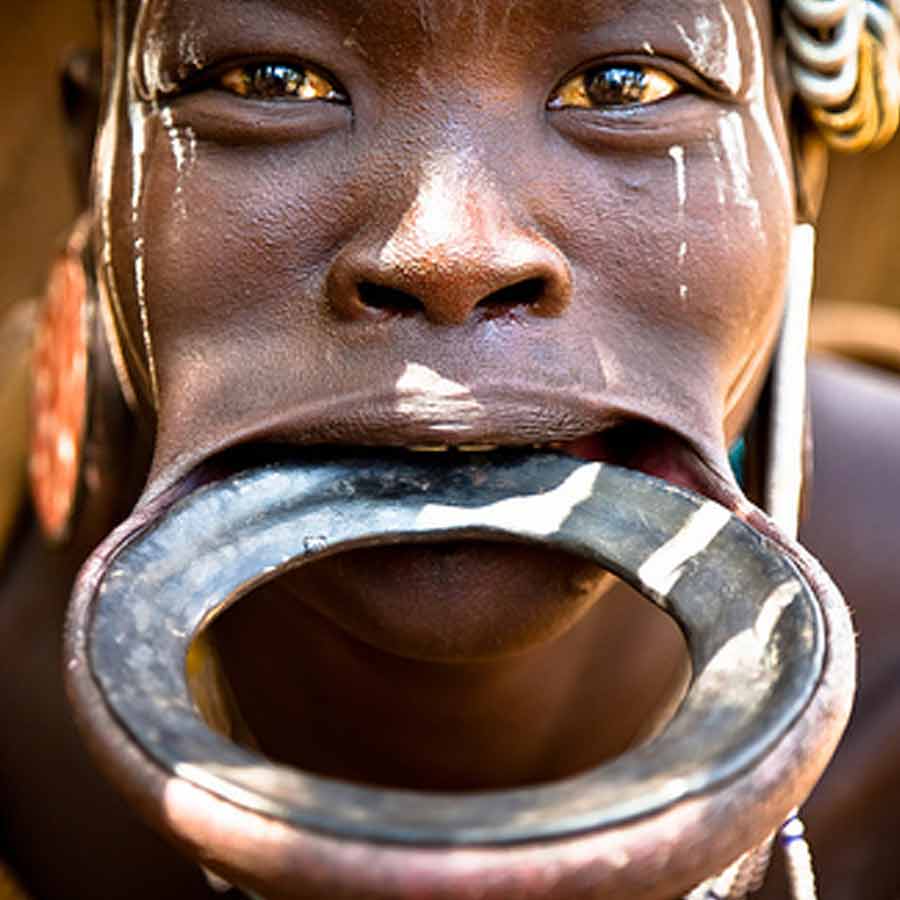 Cut lips as mark of beauty