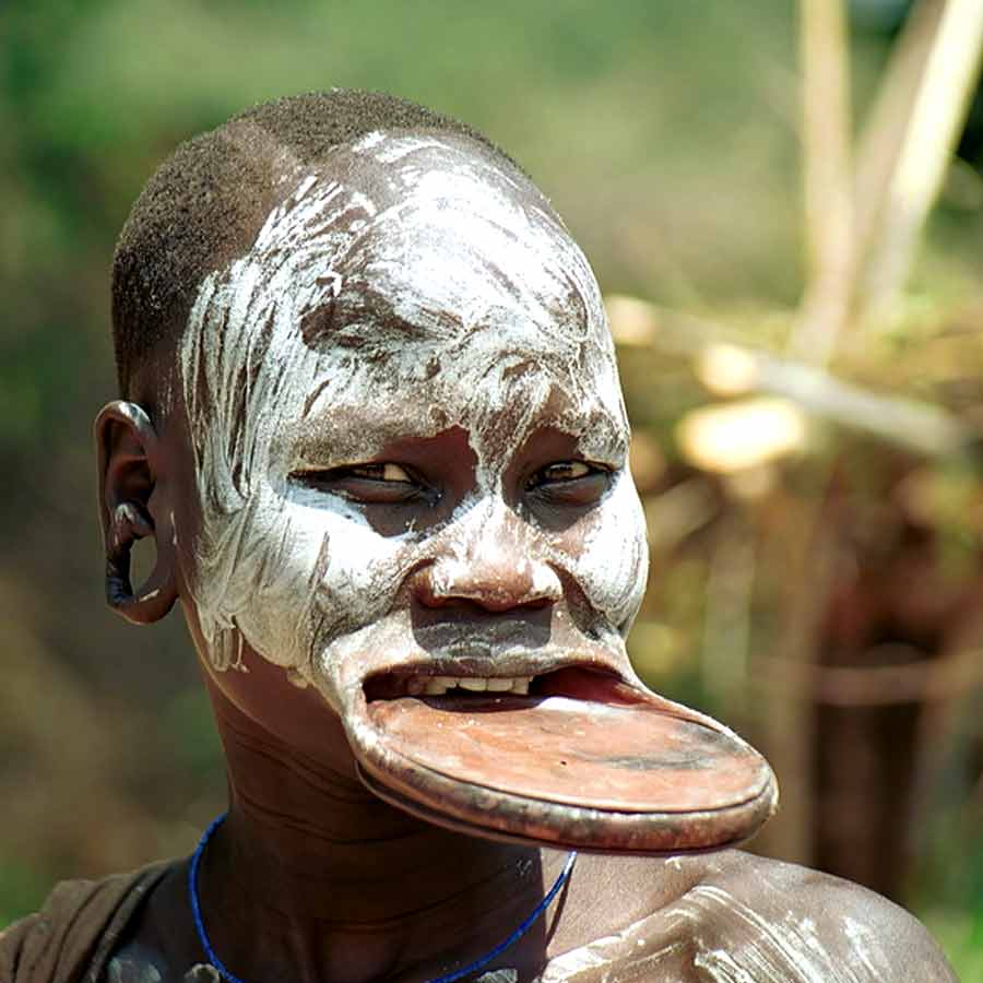 Cut lips as mark of beauty