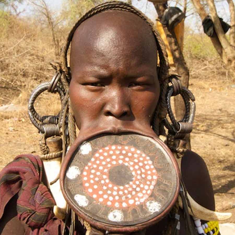 Cut lips as mark of beauty