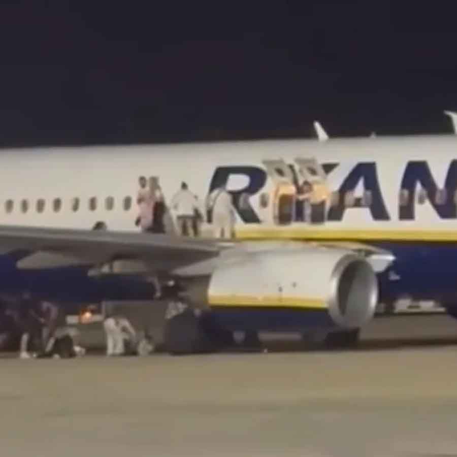 Fire alert in plane before take-off in Spain, passengers jumped from wings dgtl