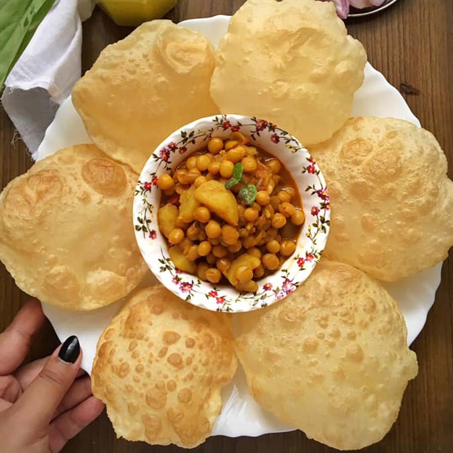 বাঙালির পছন্দের খাবারের তালিকায় থাকে লুচি ঘুগনি।