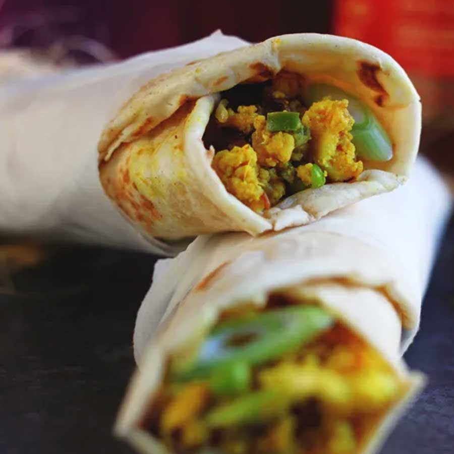 পনির ঝুরো ঝুরো করে মশলায় নাড়াচাড়া করে বানান রোল।