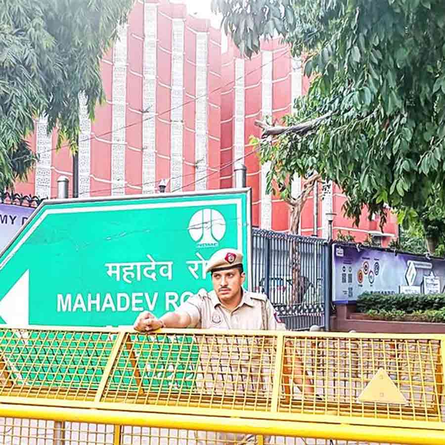 নিশ্ছিদ্র: নির্বাচন কমিশন ভবনের সামনে পুলিশ মোতায়েন করা হয়েছে।