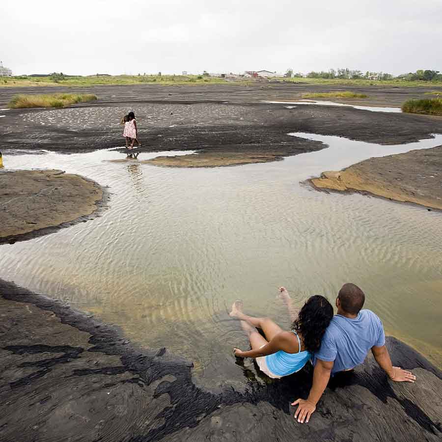 লা ব্রিয়া পিচ হ্রদটি মূলত পিচ বা অ্যাসফল্ট দিয়ে গঠিত। এই হ্রদটি প্রাকৃতিক গ্যাস এবং অন্যান্য খনিজ পদার্থও ধারণ করে। এটি একটি জনপ্রিয় পর্যটনস্থলও বটে। প্রতি বছর বহু পর্যটক এই হ্রদ দেখতে যান। হ্রদের অনতিদূরে একটি ছোট জাদুঘর রয়েছে। তা ছাড়া পর্যটকদের জন্য আলাদা ট্যুরের আয়োজন করা হয়।