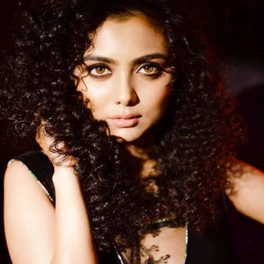 Katta kokrakli yapon ayollari Och odamlarning katta olomoni