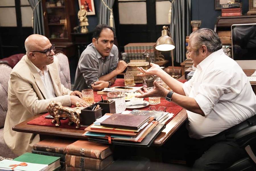 রাজ চক্রবর্তীর ‘সন্তান’ ছবিতে অলোক সান্যাল, ঋত্বিক চক্রবর্তী, খরাজ মুখোপাধ্যায়।