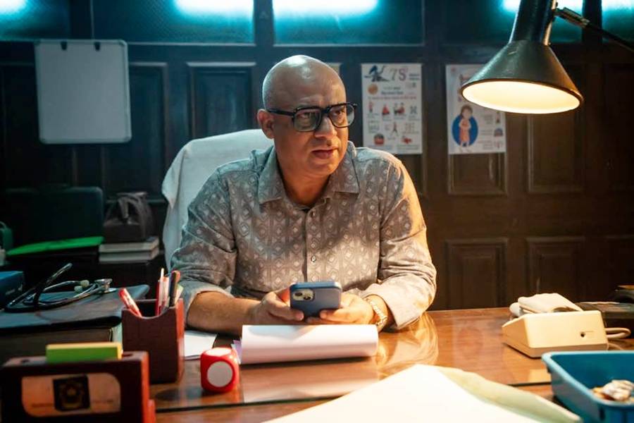 জয়দীপ মুখোপাধ্যায়ের ‘দ্য একেন: বেনারসে বিভীষিকা’ ছবিতে অলোক সান্যাল।