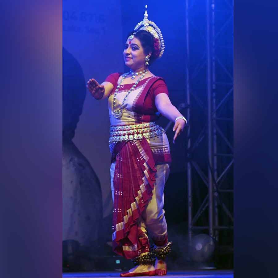 আলতারাঙা পায়ে ডোনা গঙ্গোপাধ্যায়।