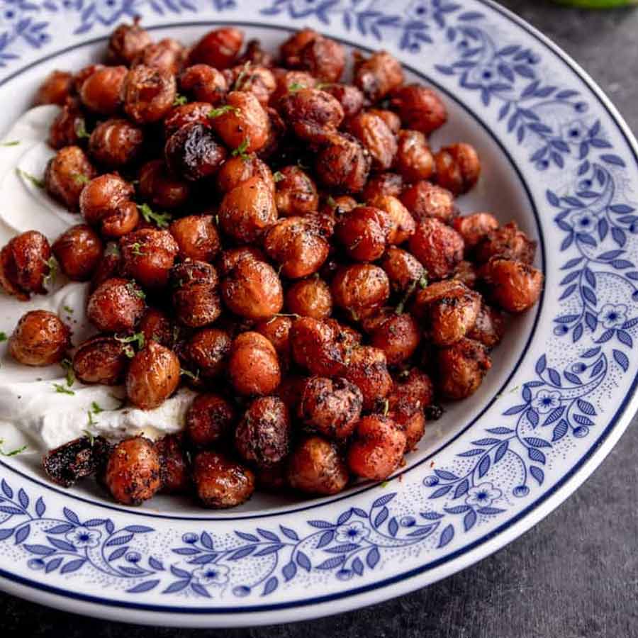 কাবলি ছোলা সেদ্ধ করে মশলা মাখিয়ে এয়ার ফ্রায়ারে ভেজে নিন।