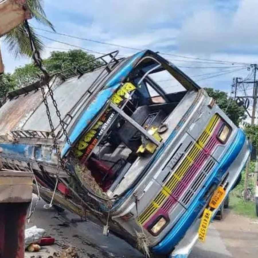 Bus overturns with several passengers on board in Krishnanagar of Nadia dgtld