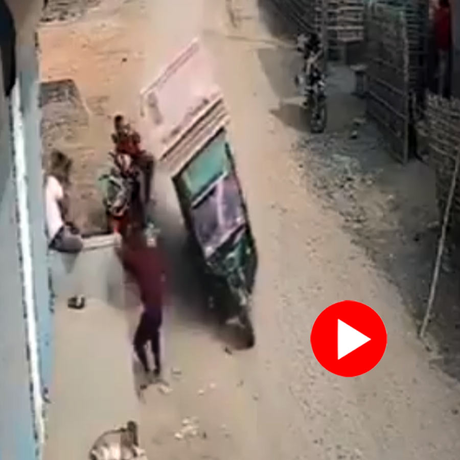 Video of auto rickshaw fell on pedestrian goes viral dgtl