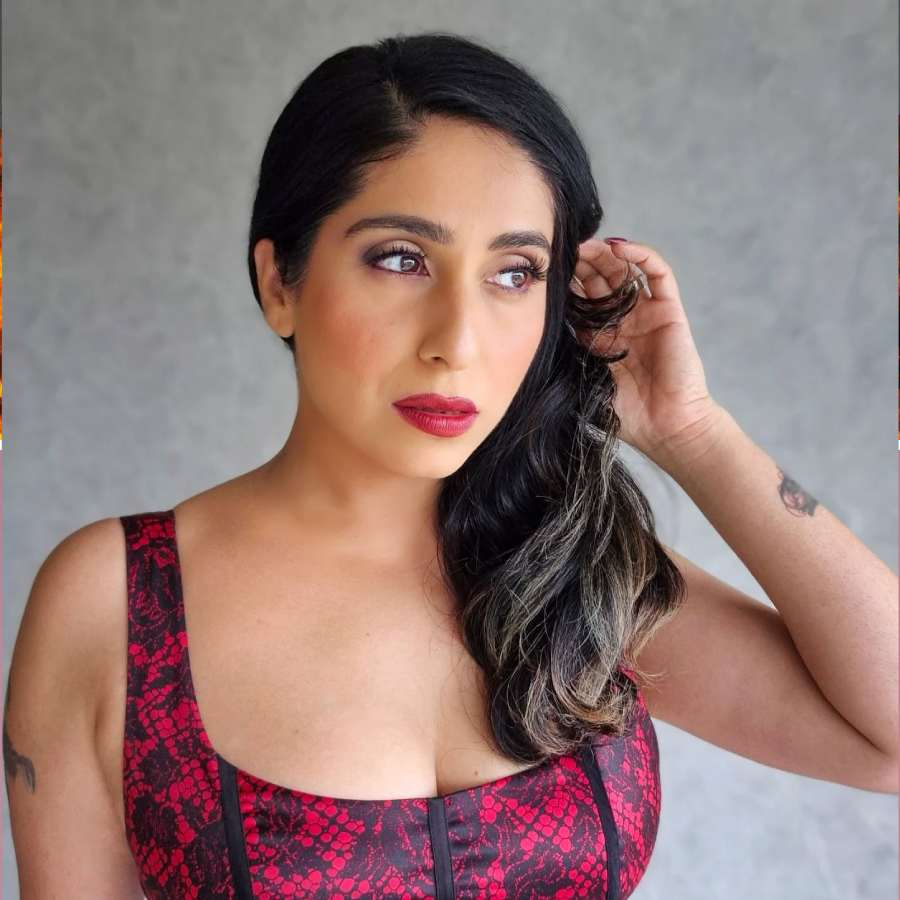 neha bhasin consume half a bottle fat cutter after being fat shamed dgtl