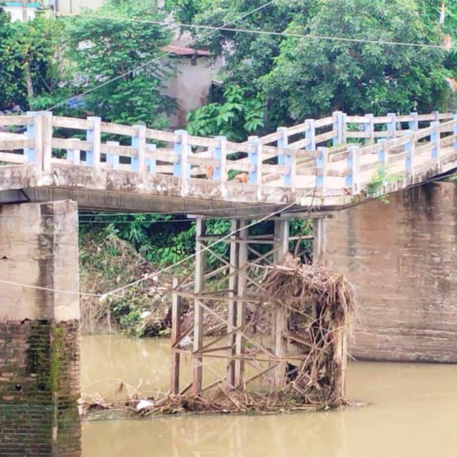 Villagers staged protest in demand of renovation of  Dobaghat bridge at Khanakul