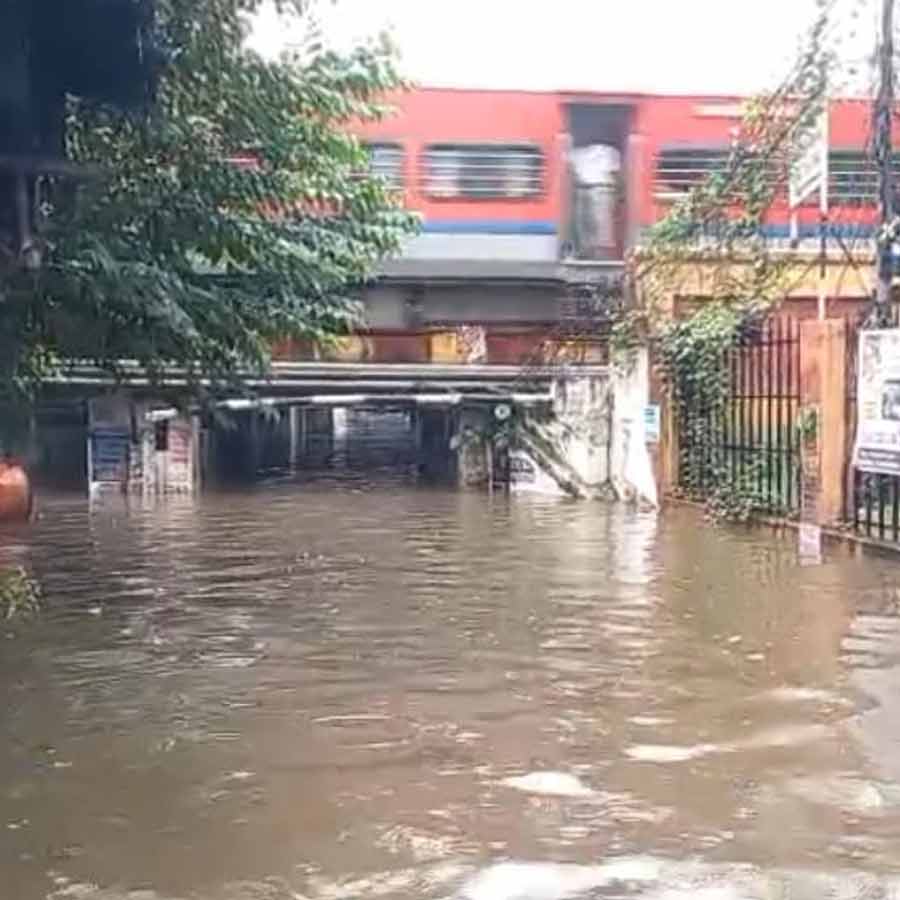 হাওড়ায় জমা জল।