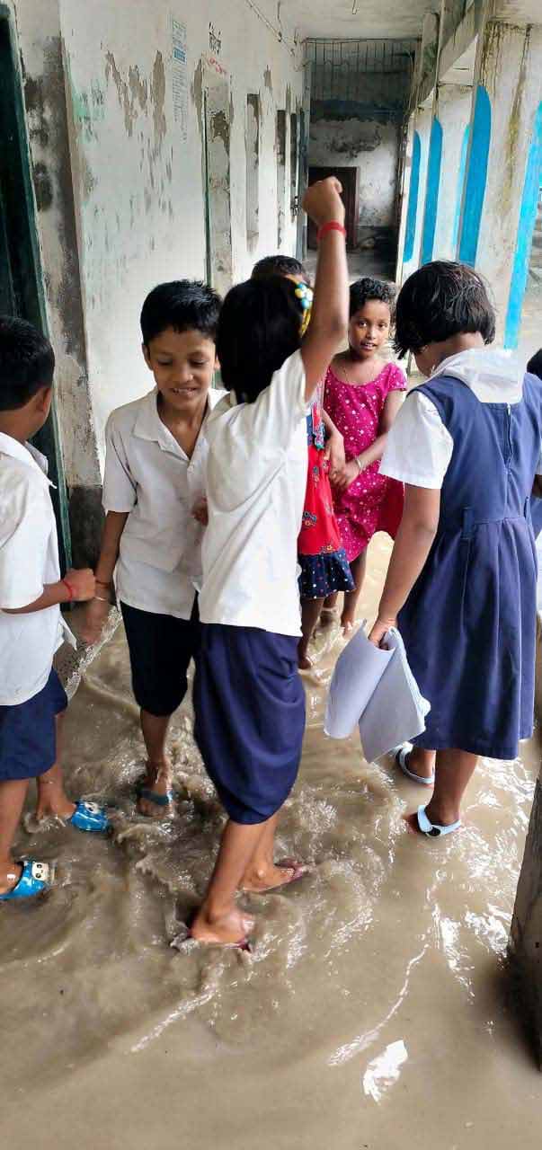 জল জমেছে স্কুলে। তার মাঝেই চলছে পঠনপাঠন।