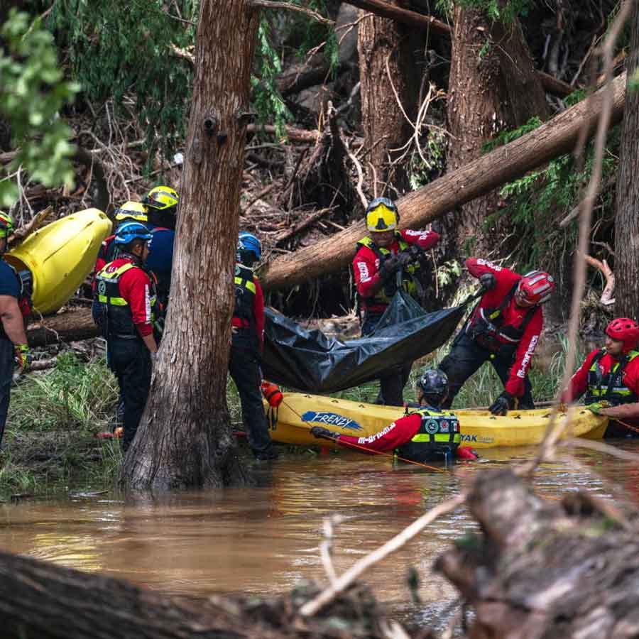 হড়পা বানে বিপর্যস্ত টেক্সাসে চলছে উদ্ধারকাজ।