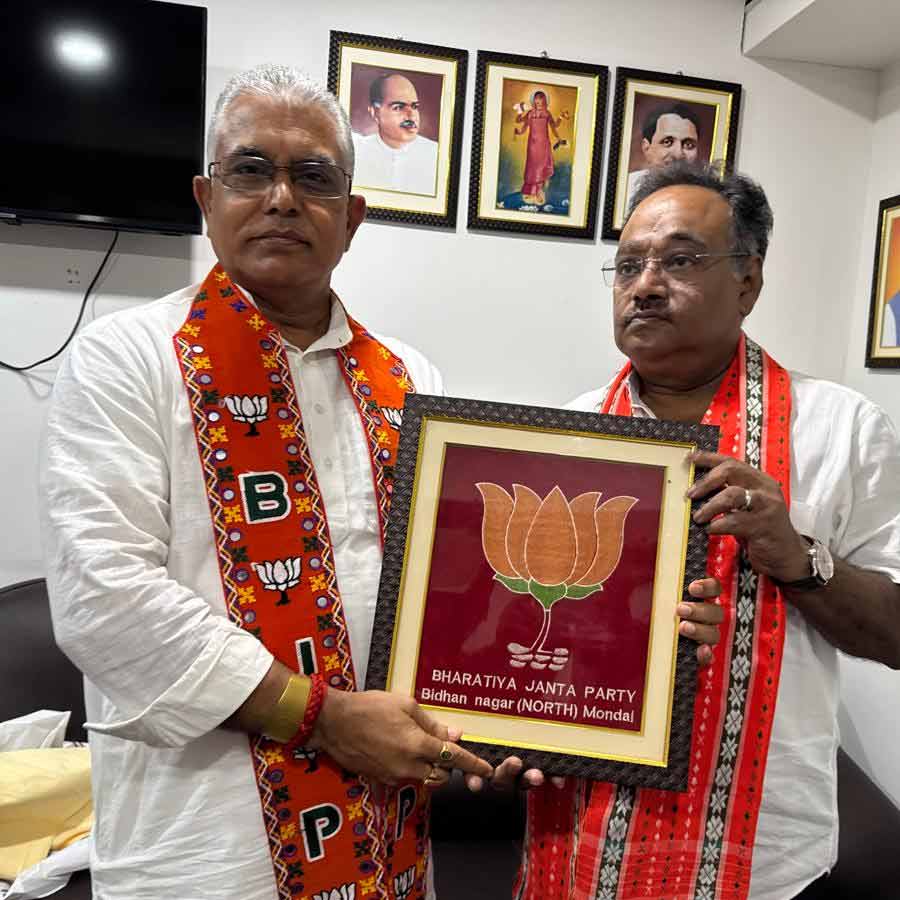 Dilip Ghosh reaches out to BJP Office to felicitate new state President Samik Bhattacharya, Vows to work under new leadership