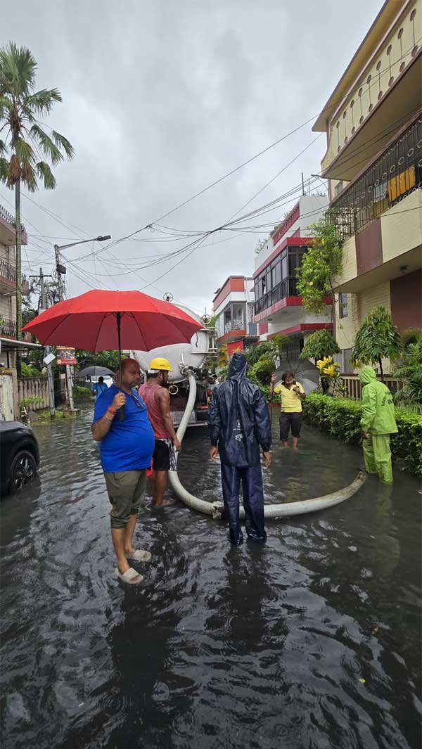 পাম্পের সাহায্যে সল্টলেকের জিডি ব্লকের জমা জল নিকাশের কাজ চলছে, তত্ত্বাবধানে কাউন্সিলর রঞ্জন পোদ্দার।