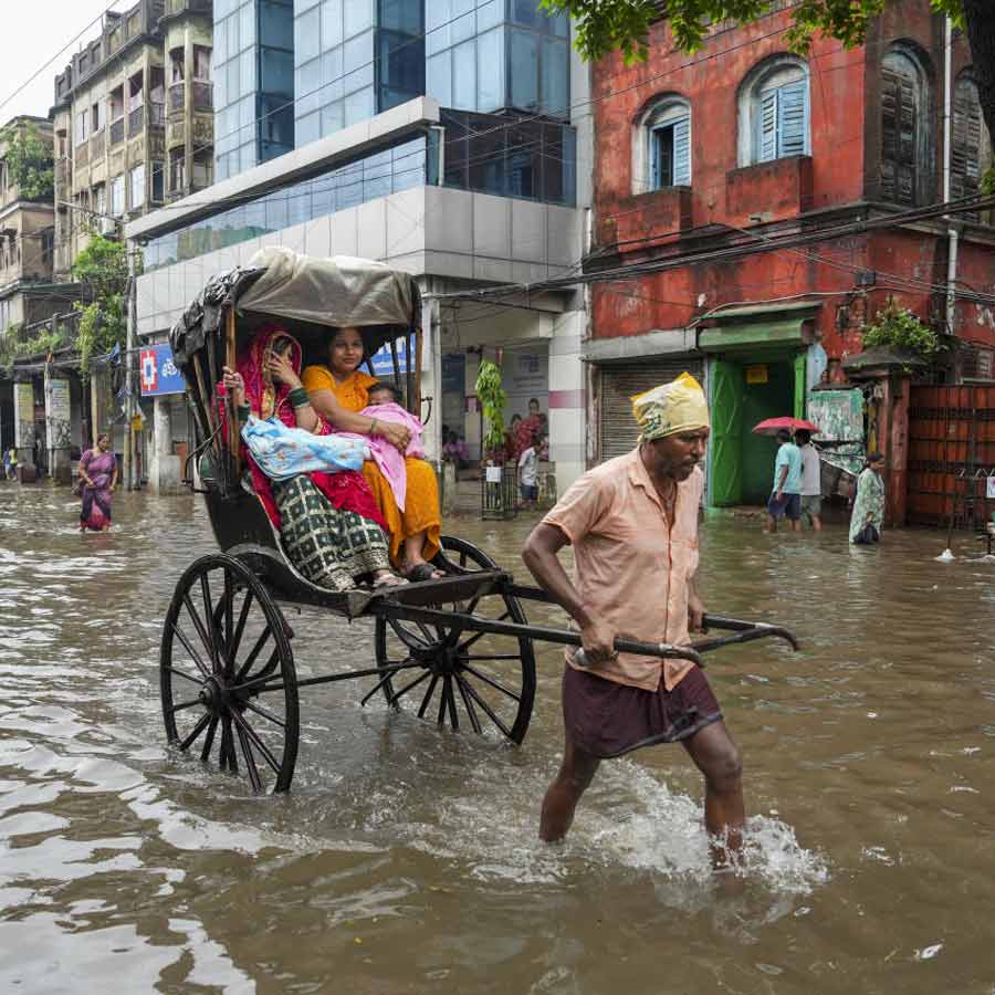 জলযন্ত্রণার একই চিত্র দেখা গেল উত্তর কলকাতাতেও।