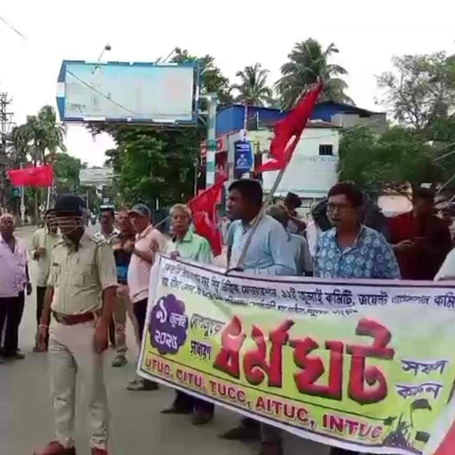 বালুরঘাটে বন্‌ধের সমর্থনে মিছিল।