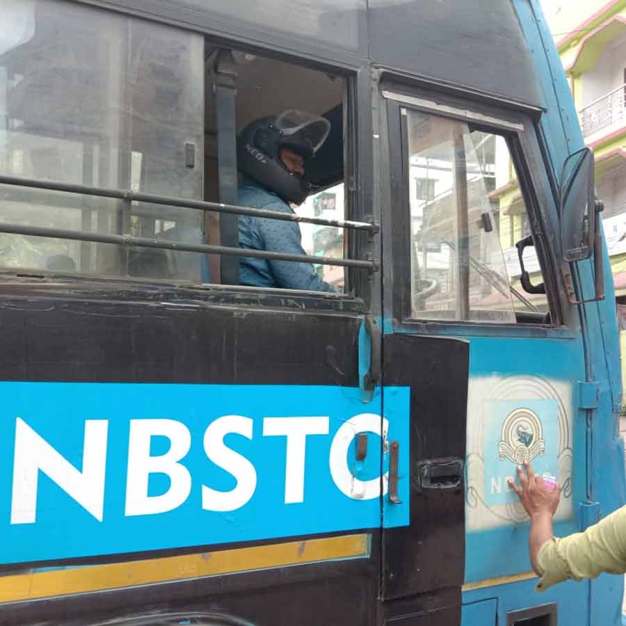 হেলমেট পড়ে বাস চালাচ্ছেন চালকেরা।