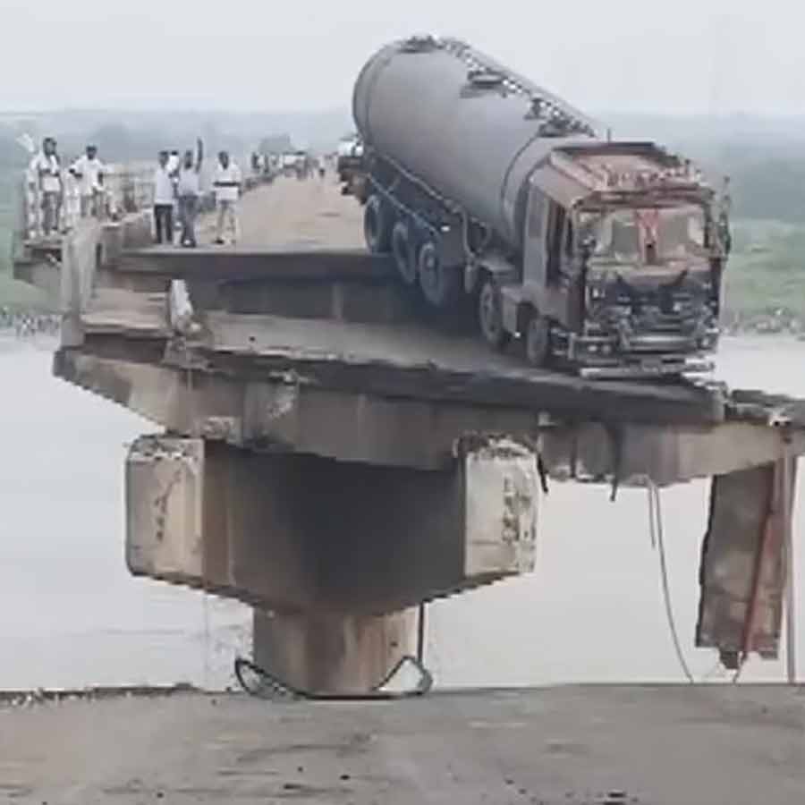 Several vehicles fall in river as Gambhira bridge collapses in Vadodara, few dead, rescue operations underway dgtl
