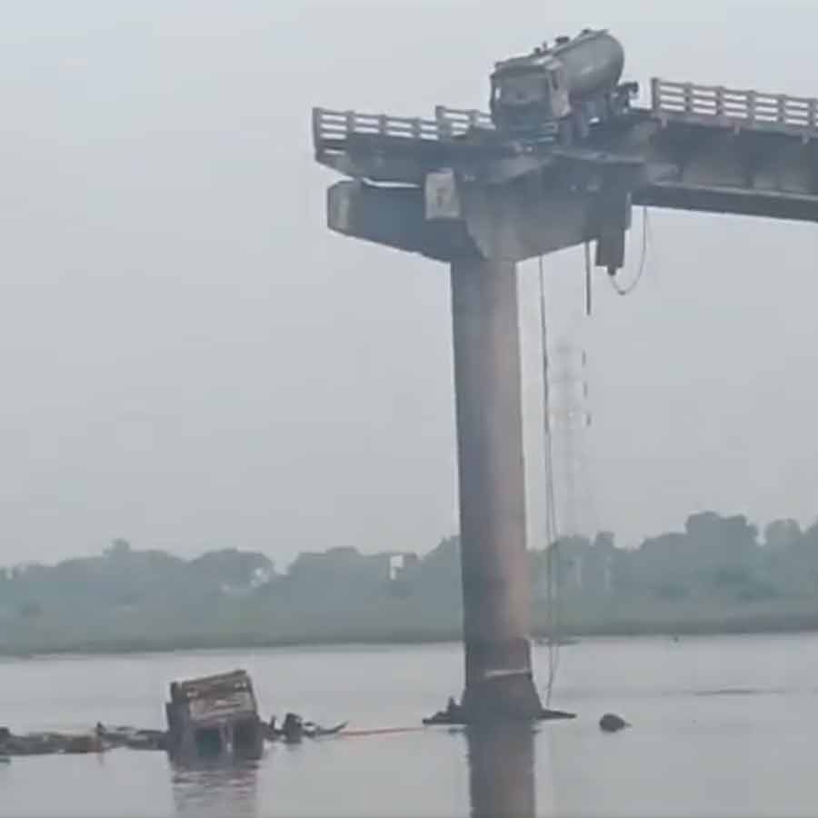 Several vehicles fall in river as Gambhira bridge collapses in Vadodara, few dead, rescue operations underway dgtl