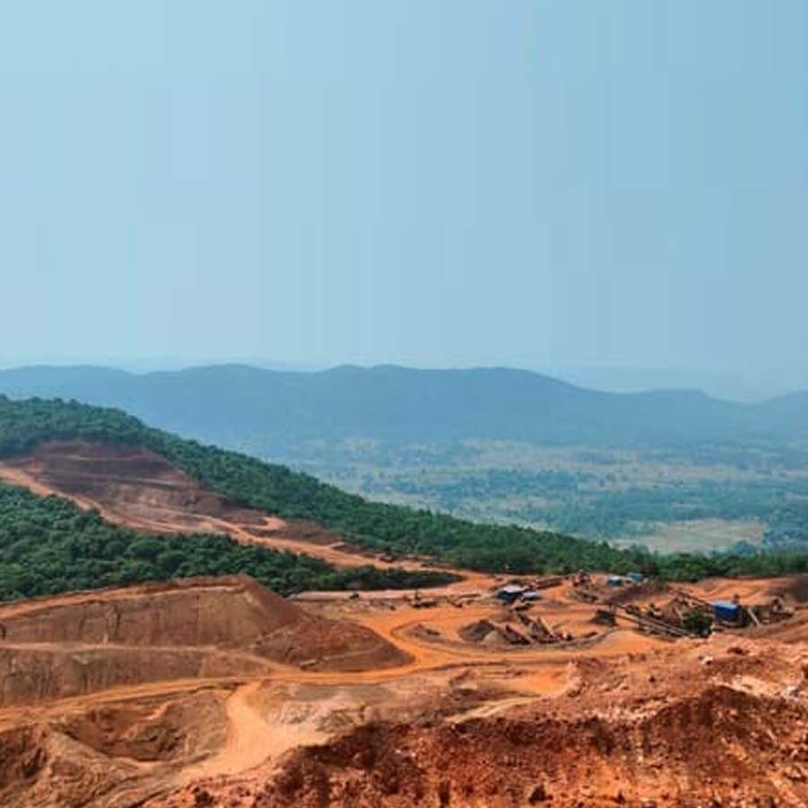 বাদামপাহাড় এলাকায় রয়েছে লৌহ আকরিক খনি। সে কারণে কিছু অংশ দেখায় এমনও।