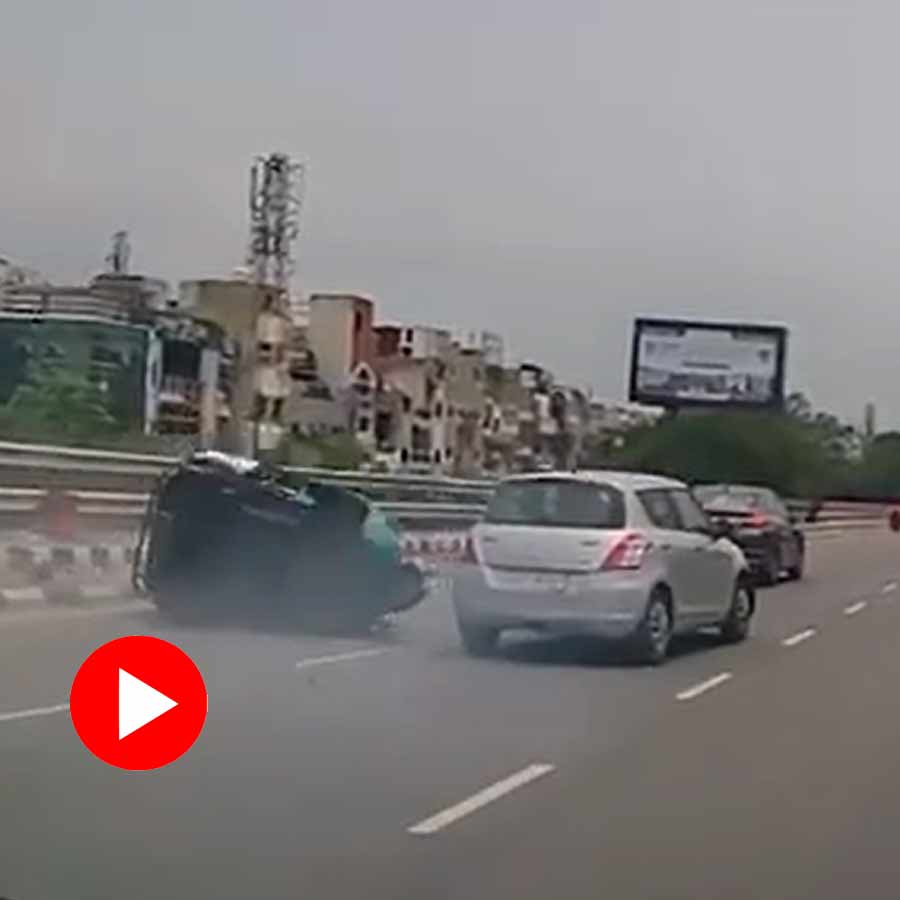 Video of car crashed into auto on Defence Colony–Lajpat Nagar flyover in Delhi goes viral dgtl