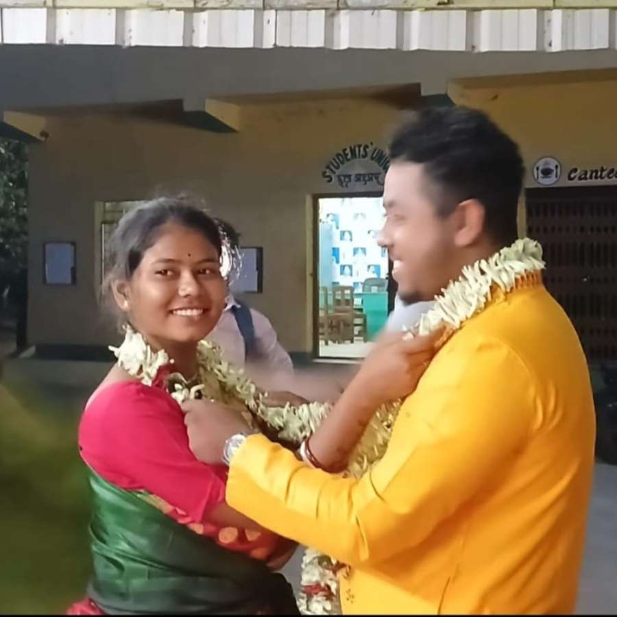 Couple's photo of exchanging garlands inside college goes viral dgtld