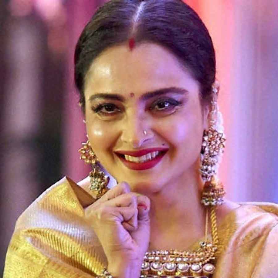 On The Era Of Botox Filler How Rekha maintain Her glowing skin at the age of 70 dgtl
