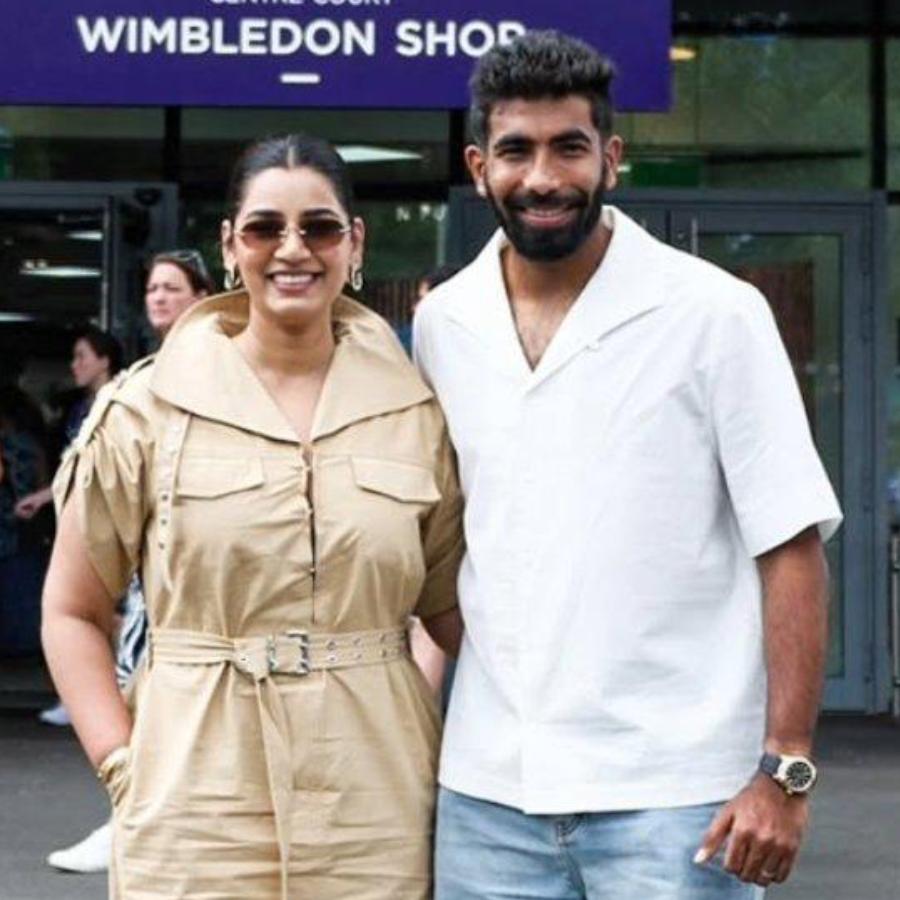 (বাঁ দিকে) সঞ্জনা গণেশন এবং জসপ্রীত বুমরাহ (ডান দিকে)। বুধবার উইম্বলডন দেখতে যান দু’জনে।