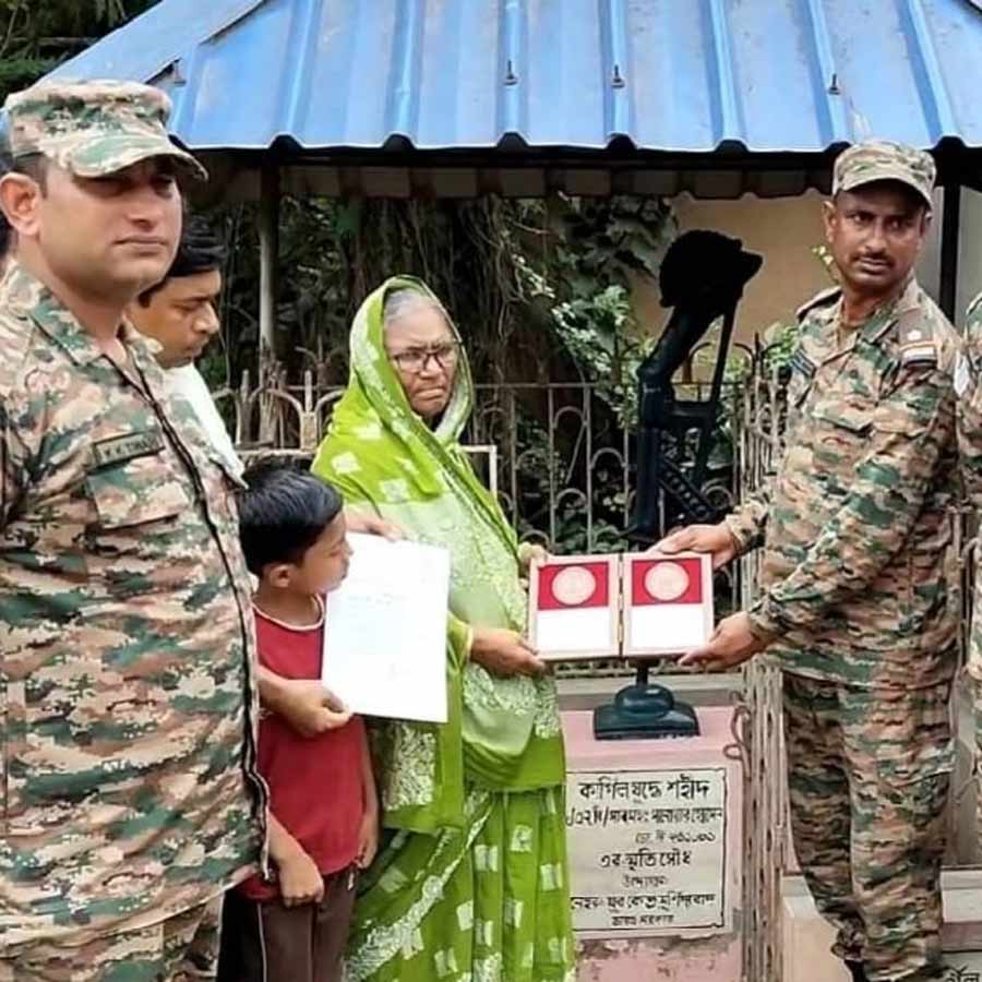 Two martyrs who were killed in Kargil War were given awards dgtld