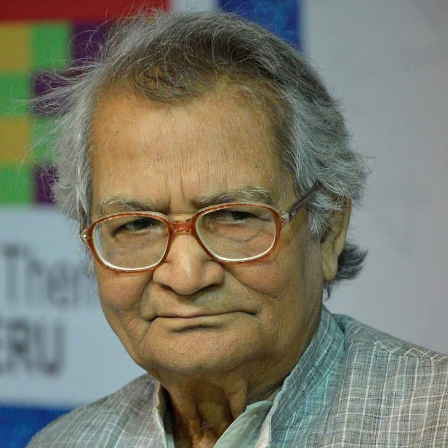 Prafulla Roy may have passed away, but the Bengali reading community will have to revisit his writings again and again
